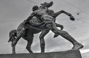 escultura domador de cavalos do século 19 na ponte anichkov em st. atração de petersburgo, rússia. foto