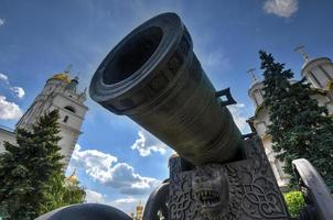 vista do canhão do czar no kremlin de moscou. o kremlin de moscou é um marco turístico popular. patrimônio mundial da unesco. foto