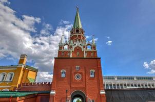 a torre kutafiya no kremlin em moscou, rússia. foto