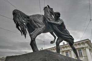 escultura domador de cavalos do século 19 na ponte anichkov em st. atração de petersburgo, rússia. foto
