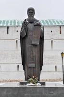 monumento a sérgio de radonezh em sergiev posad, rússia, 2022 foto