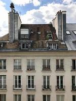 exterior de um típico prédio de apartamentos francês em paris, frança. foto