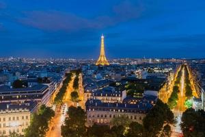 vista da torre eiffel e do horizonte da cidade de paris à distância ao entardecer. foto