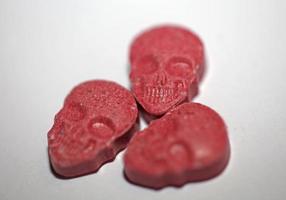 as pílulas de ecstasy mais fortes do mundo do crânio roxo fecham as impressões de drogas de tamanho grande de alta qualidade foto