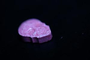 pílula de êxtase de caveira rosa fechar fundo impressão de alta qualidade roxo exército droga narcóticos substância alta dose psicodélica modo de vida foto