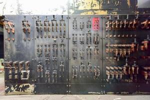 disjuntores e medidores elétricos antigos. foto