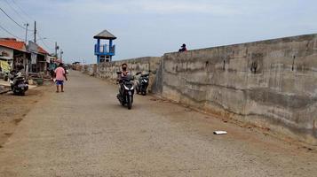 aterro costeiro retendo ondas de maré foto