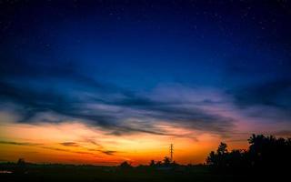 incrível céu noturno sobre a paisagem rural foto
