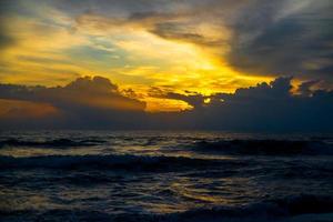 pôr do sol dramático sobre a praia tropical asiática foto
