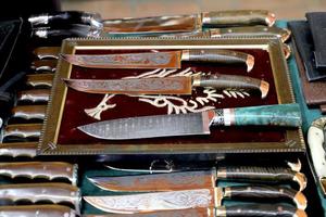 bucara. uzbequistão. 04 de abril de 2022 facas artesanais orientais tradicionais decoradas por gravura foto