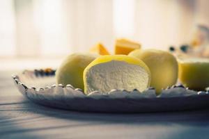 saborosa sobremesa mochi com manga em fundo de madeira foto