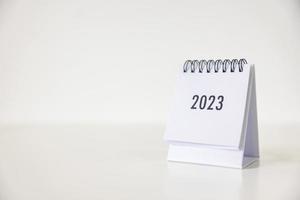 Calendário de negócios de 2023 na mesa de escritório no dia de ano novo. fazer um plano de trabalho para o início do ano. conceito sobre celebração, negócios, natal, ano novo. foto