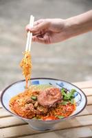 ramen picante com caranguejo vermelho por cima. tem abalone e mexilhões, então a sopa é muito boa. foto