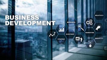 estatísticas de crescimento de inicialização de desenvolvimento de negócios. conceito gráfico de processo de desenvolvimento de estratégia de plano financeiro. foto