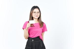 segurando o cartão do banco em branco ou cartão de crédito da bela mulher asiática isolado no fundo branco foto