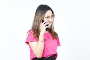 falando no smartphone com cara feliz de linda mulher asiática isolada no fundo branco foto
