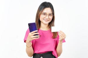 segurando o smartphone e o cartão de crédito ou banco em branco da bela mulher asiática isolado no branco foto