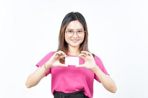 segurando o cartão do banco em branco ou cartão de crédito da bela mulher asiática isolado no fundo branco foto