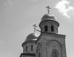 cruz de igreja cristã em torre alta para orações foto