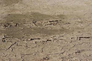 solo seco rachado pela seca falta de água na agricultura foto