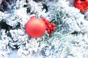 bolas na árvore de natal no ano novo foto