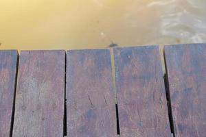 piso de madeira velho para sentar à beira da piscina foto