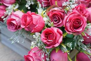 rosas na mesa para o dia dos namorados foto