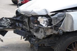 carro preto dianteiro, que foi demolido por um acidente, colidiu com um poste elétrico até ficar gravemente danificado. foto