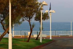 estrada para pedestres em um parque da cidade no norte de israel. foto