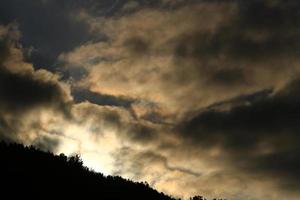 nuvens de chuva no céu acima da floresta. foto