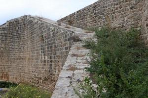 parede de uma antiga fortaleza no norte de israel. foto