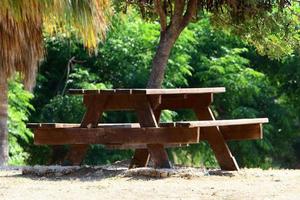 banco para descansar no parque da cidade à beira-mar. foto