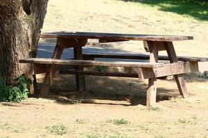 banco para descansar no parque da cidade à beira-mar. foto