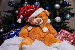 urso de brinquedo deseja-lhe um feliz natal. ano Novo. decorações de natal, brinquedos, presentes. lembranças para o ano novo. Decoração de Natal. festão. símbolo de natal. Papai Noel, foto