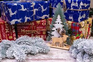 composição de natal com bela decoração, árvore de natal e guirlanda, veado, presentes e acessórios na decoração de casa moderna. foto