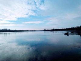 margens largas do rio dnieper, perto da aldeia ucraniana de volnokuryanovo foto