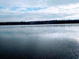 baía do rio dnieper. dezembro de 2022, perto da vila ucraniana de volnokuryanovo. região de zaporozhye foto