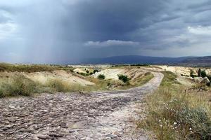 viajar para a capadócia, turquia. o tempo nublado e chuvoso nas montanhas. foto