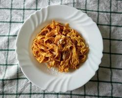 tagliatelle à bolonhesa. comida tradicional italiana foto