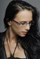 tiro interior closeup de mulher caucasiana usando óculos escuros, brincos. foto