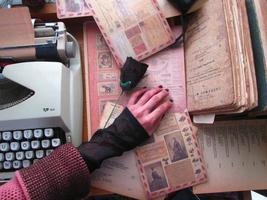 configuração de mesa vintage com máquina de escrever e livros antigos em karachi paquistão 2022 foto