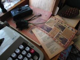 configuração de mesa vintage com máquina de escrever e livros antigos em karachi paquistão 2022 foto