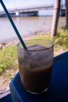 um copo cheio de bebida gelada de chocolate em uma barraca na praia de kenjeran foto