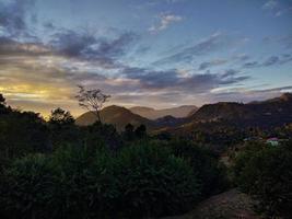 vista noturna na montanha foto