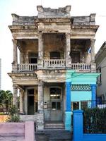 edifício típico em vários graus de ruína em vedado, havana, cuba. foto