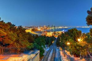 funicular de baku com vista para o horizonte da cidade à noite no azerbaijão.