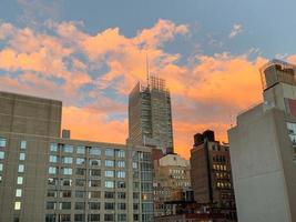 vista do horizonte de arranha-céus de nyc em midtown manhattan ao pôr do sol, 2022 foto