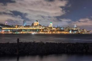 panorama da cidade de quebec à noite foto