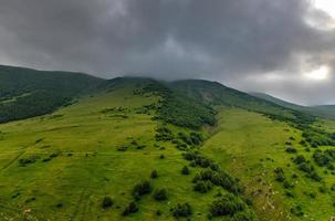 paisagem montanhosa perto da aldeia de gergeti na geórgia, sob o monte kazbegi. foto