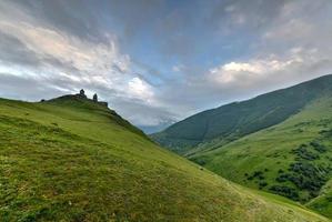 igreja da trindade de gergeti, igreja da trindade sagrada perto da vila de gergeti na georgia, sob o monte kazbegi. foto